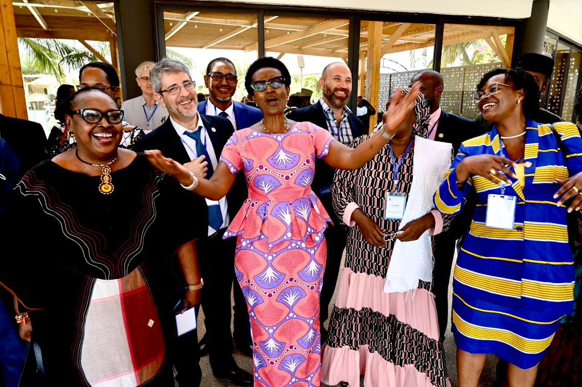 Winnie Byanyima (@winnie_byanyima) on Twitter photo Standing for equality with the <a href="/UNAIDS/">UNAIDS Global</a> Country Directors of @UNAIDSMENA and <a href="/UNAIDS_WCA/">UNAIDS Western & Central Africa</a>!
#solidarity #endAIDS Standing for equality with the <a href="/UNAIDS/">UNAIDS Global</a> Country Directors of @UNAIDSMENA and <a href="/UNAIDS_WCA/">UNAIDS Western & Central Africa</a>!
#solidarity #endAIDS