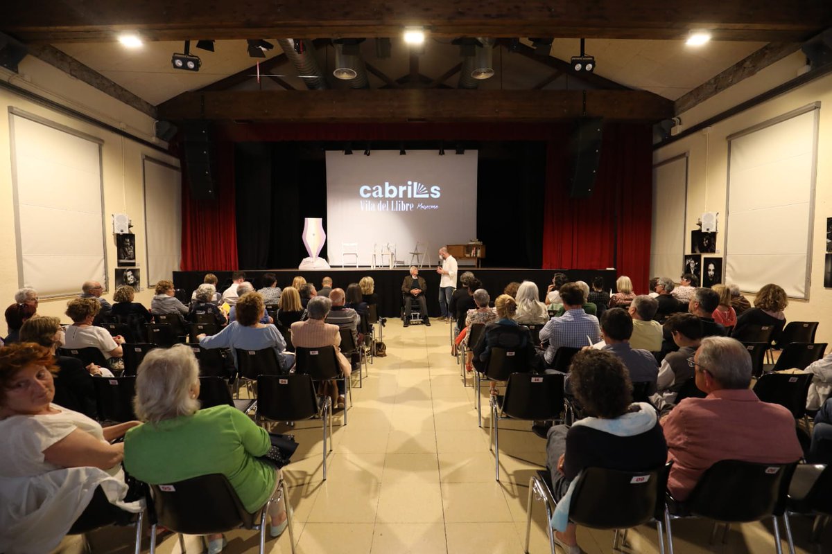 ajcabrils's tweet photo. La @Viladelllibre omple #Cabrils de literatura 📚

📸Fotografia històrica d'escriptores del Maresme, amb la presència de @taniaverge, consellera d' @igualtatcat. 

🌐👉https://t.co/ViQbVxLJoX

#viulesviles
#mésdelquecreus https://t.co/V2fHYUDc1H