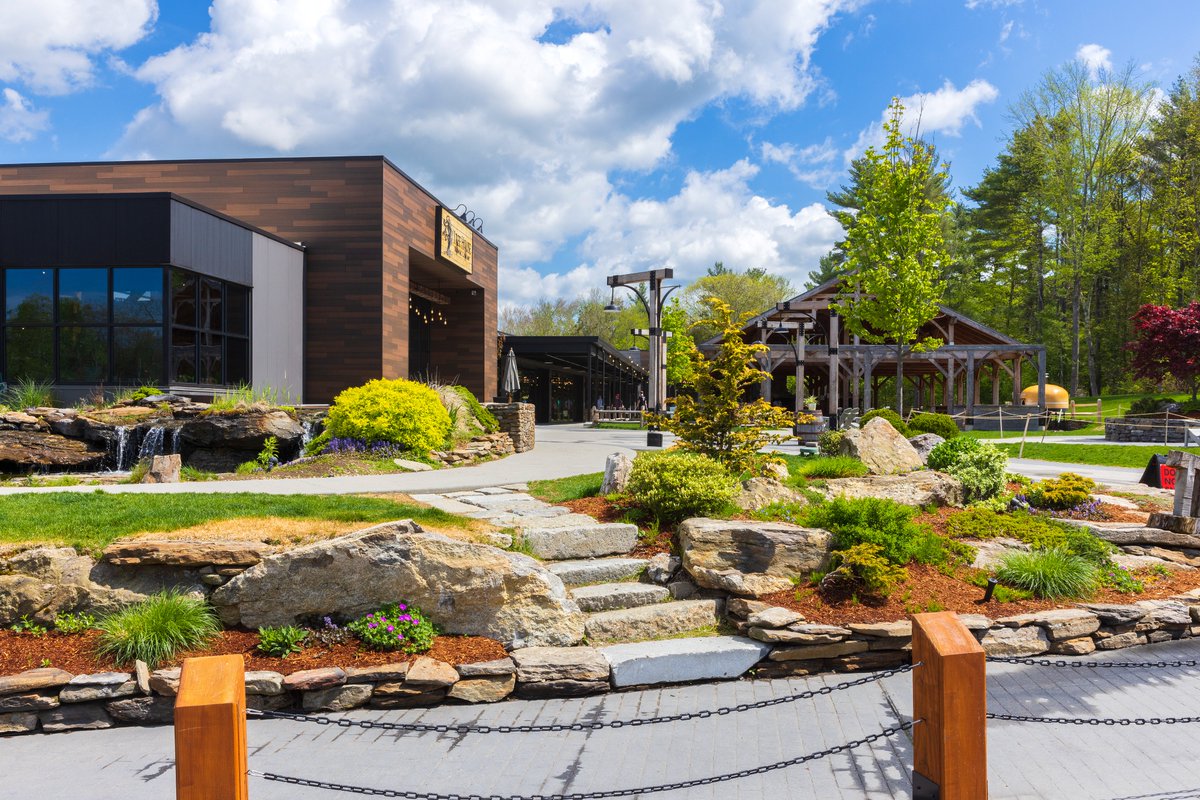 TreeHouseBrewCo's tweet photo. It is an absolute vibe outside right now. 

#everythinggreen

Grub Guru is here and the side pulls are absolutely glorious. Come enjoy the day with us!

https://t.co/WaVtfuHtpB https://t.co/kAlAR9Emhs