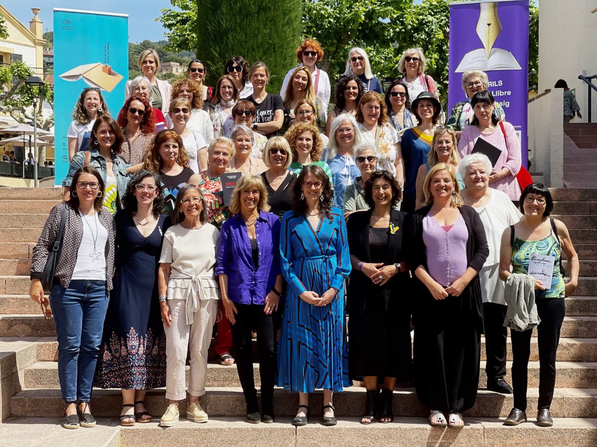 ajcabrils's tweet photo. La @Viladelllibre omple #Cabrils de literatura 📚

📸Fotografia històrica d'escriptores del Maresme, amb la presència de @taniaverge, consellera d' @igualtatcat. 

🌐👉https://t.co/ViQbVxLJoX

#viulesviles
#mésdelquecreus https://t.co/V2fHYUDc1H