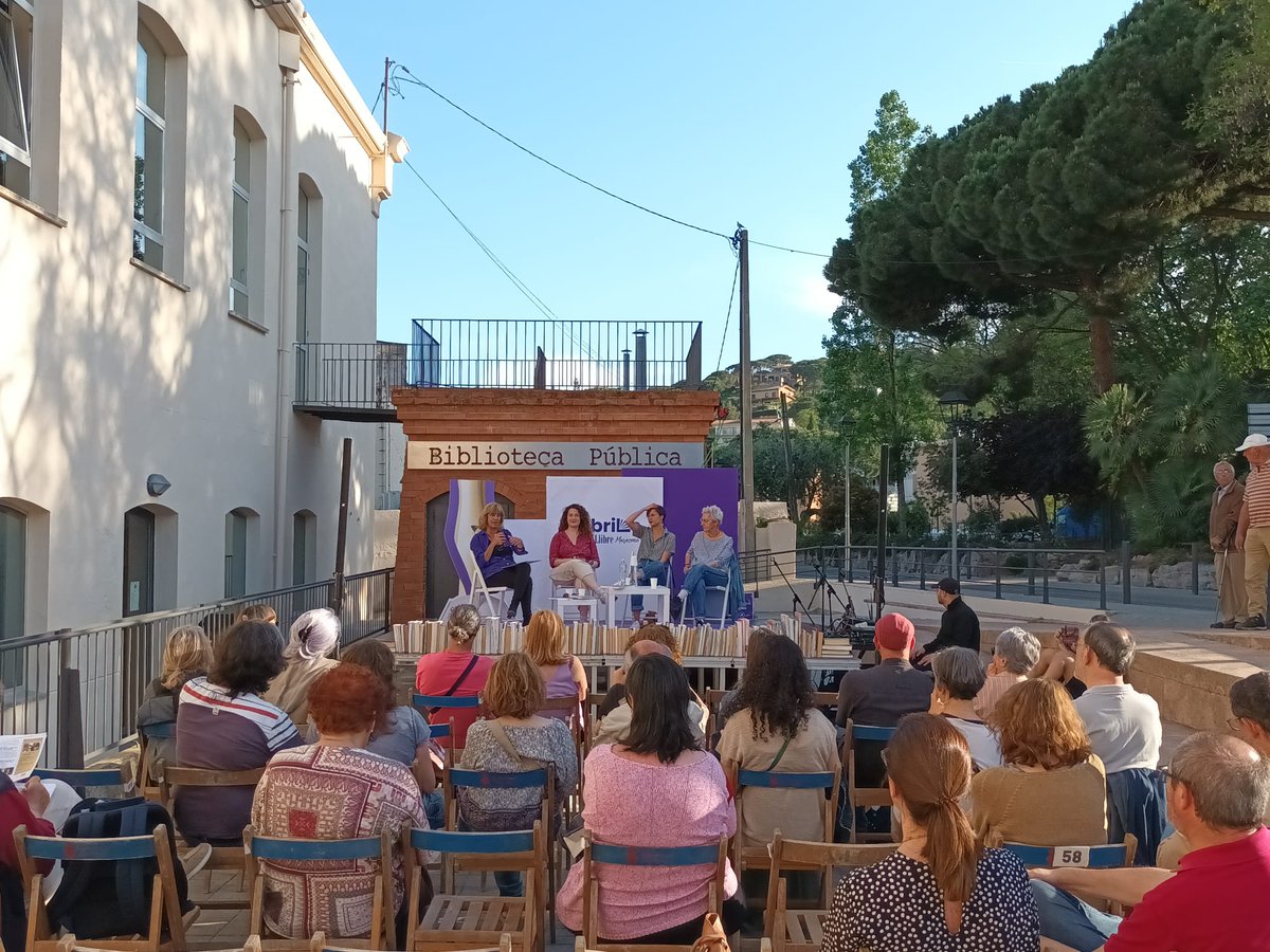 ajcabrils's tweet photo. La @Viladelllibre omple #Cabrils de literatura 📚

📸Fotografia històrica d'escriptores del Maresme, amb la presència de @taniaverge, consellera d' @igualtatcat. 

🌐👉https://t.co/ViQbVxLJoX

#viulesviles
#mésdelquecreus https://t.co/V2fHYUDc1H