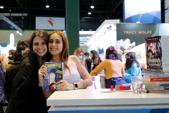 Giuulianto's tweet photo. ¡Todavía no lo puedo creer! 💕 Las 5 horas y media de espera valieron la pena. #FirmaFD @FDoficial https://t.co/EWMXPwRg8M