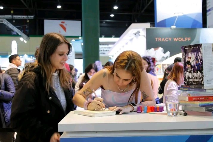 Giuulianto's tweet photo. ¡Todavía no lo puedo creer! 💕 Las 5 horas y media de espera valieron la pena. #FirmaFD @FDoficial https://t.co/EWMXPwRg8M