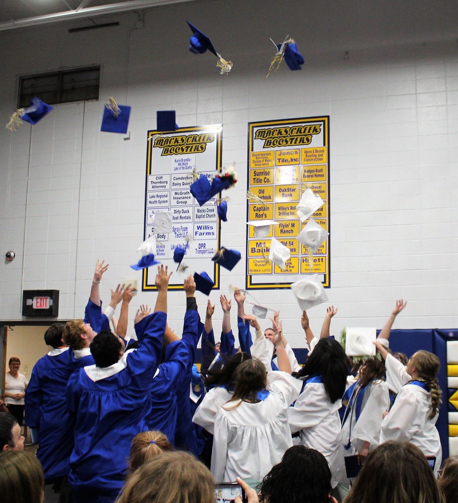 Macks Creek Honors Senior Class of 2022 mackscreekpirates.org/article/743775…