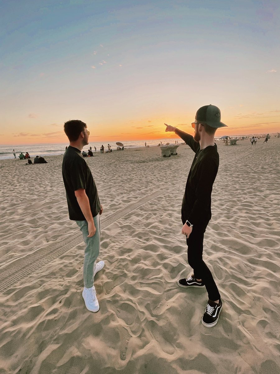 samuelthompson's tweet photo. this weekend was a vibe.

boys in town.
days on the course.
nights on the beach.

felt good putting the phone down for a few days. https://t.co/EVf7diPRXg
