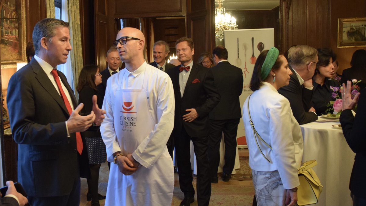 TC_ParisBE's tweet photo. Nous avons eu le plaisir de partager avec nos convives les recettes traditionnelles turques préparées par le @chefalironay à l’approche du lancement de la Semaine de la #cuisineturque

#zerowaste #sustainable #traditional #healthy https://t.co/vjL4pRSbQ2