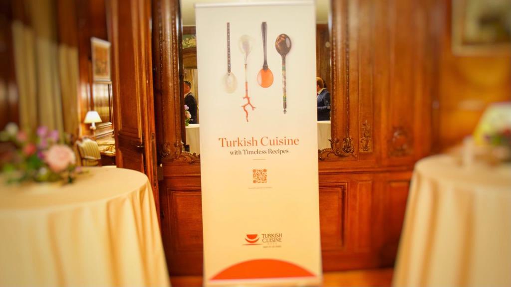 TC_ParisBE's tweet photo. Nous avons eu le plaisir de partager avec nos convives les recettes traditionnelles turques préparées par le @chefalironay à l’approche du lancement de la Semaine de la #cuisineturque

#zerowaste #sustainable #traditional #healthy https://t.co/vjL4pRSbQ2