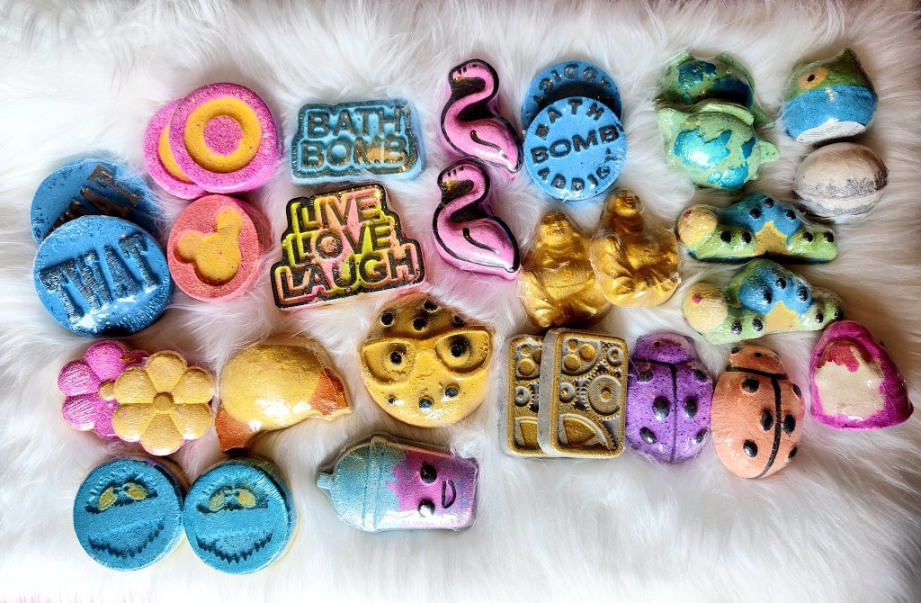 BombsandBubbles's tweet photo. If you want even more cheap shit then check out these on my website... 3 for a Tenner! Instead of £3.50-£5.95 each! 

Everything must go! Old stock clearance!

#BuyMyShitHour #bathbombs #buymyshit #buyit #youknowyouwantit #cheapshit https://t.co/vs1el8CJin
