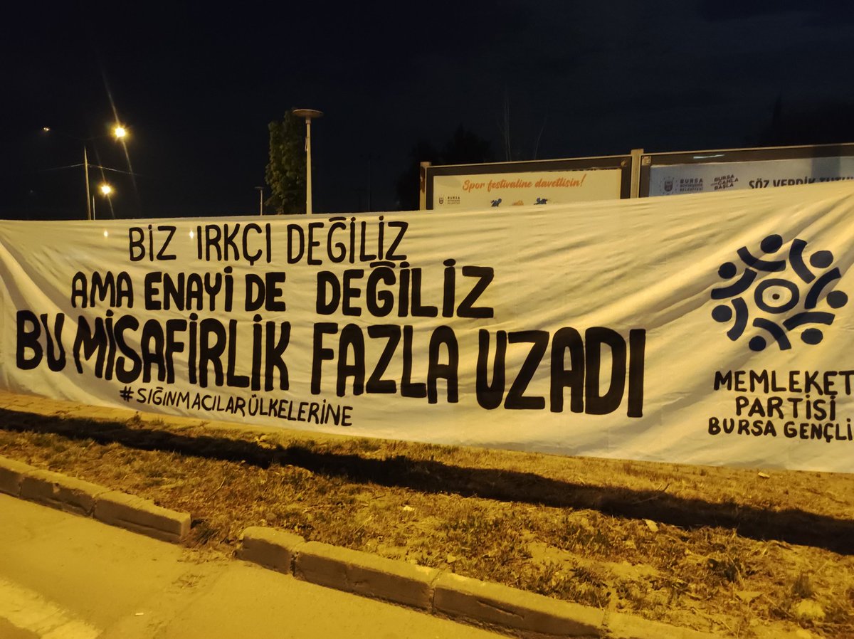 Erdigrbz6's tweet photo. Bursa’da belirlediğimiz bölgelere sığınmacıların ülkelerine gitmelerinin gerektiğini belirten pankartlarımızı astık. 

Ekmeğimizi bölüştük, vatanımızı ASLA!
@il_genclik 
@MemleketimParti https://t.co/YWeppY8hCB