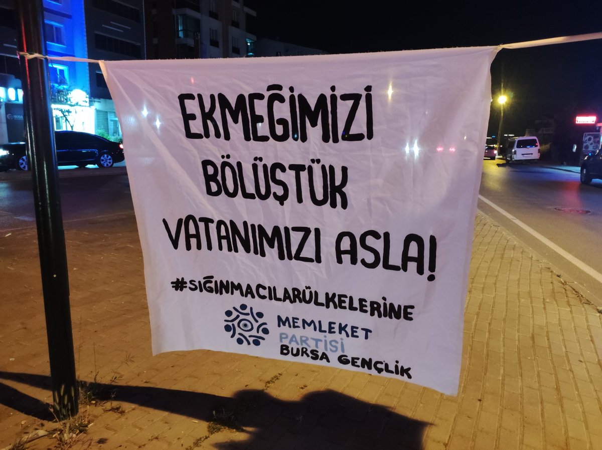 Erdigrbz6's tweet photo. Bursa’da belirlediğimiz bölgelere sığınmacıların ülkelerine gitmelerinin gerektiğini belirten pankartlarımızı astık. 

Ekmeğimizi bölüştük, vatanımızı ASLA!
@il_genclik 
@MemleketimParti https://t.co/YWeppY8hCB