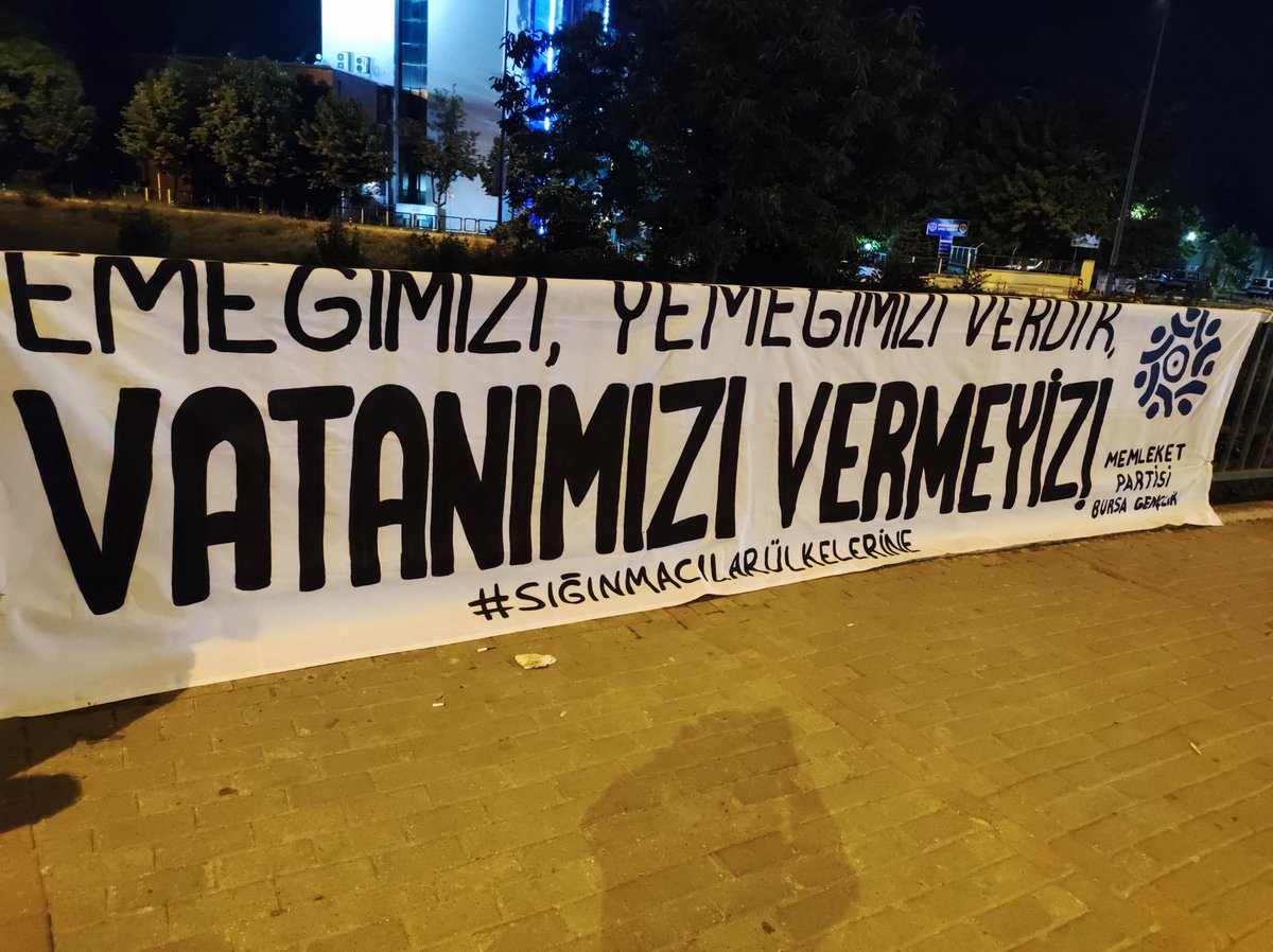 Erdigrbz6's tweet photo. Bursa’da belirlediğimiz bölgelere sığınmacıların ülkelerine gitmelerinin gerektiğini belirten pankartlarımızı astık. 

Ekmeğimizi bölüştük, vatanımızı ASLA!
@il_genclik 
@MemleketimParti https://t.co/YWeppY8hCB
