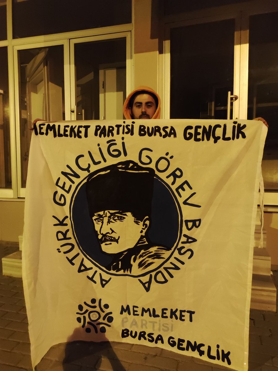Erdigrbz6's tweet photo. Bursa’da belirlediğimiz bölgelere sığınmacıların ülkelerine gitmelerinin gerektiğini belirten pankartlarımızı astık. 

Ekmeğimizi bölüştük, vatanımızı ASLA!
@il_genclik 
@MemleketimParti https://t.co/YWeppY8hCB