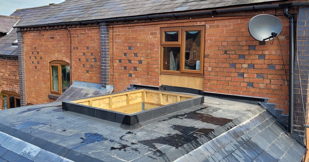 Insert Roof Lantern 👌🏼 - a gorgeous unit to supply! The Korniche Roof Lanterns add style to any property while being astonishingly strong &amp; the most thermally efficient in its class!

Fitted by @worcesterglazing

#worcestershirehour #supplyframesworcester