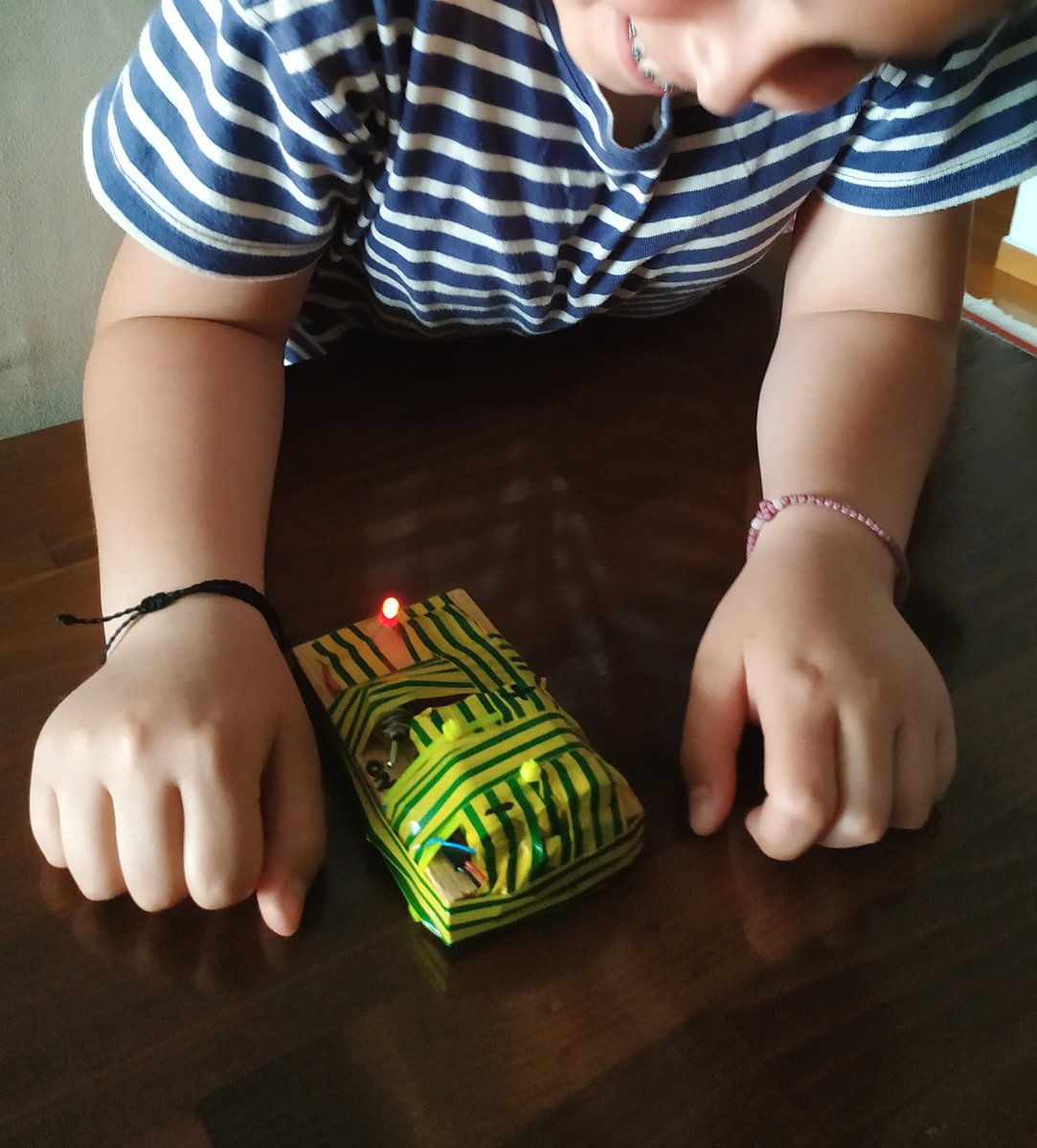emertzi's tweet photo. Playing with home-made electric circuits https://t.co/PwpFM56ibW
