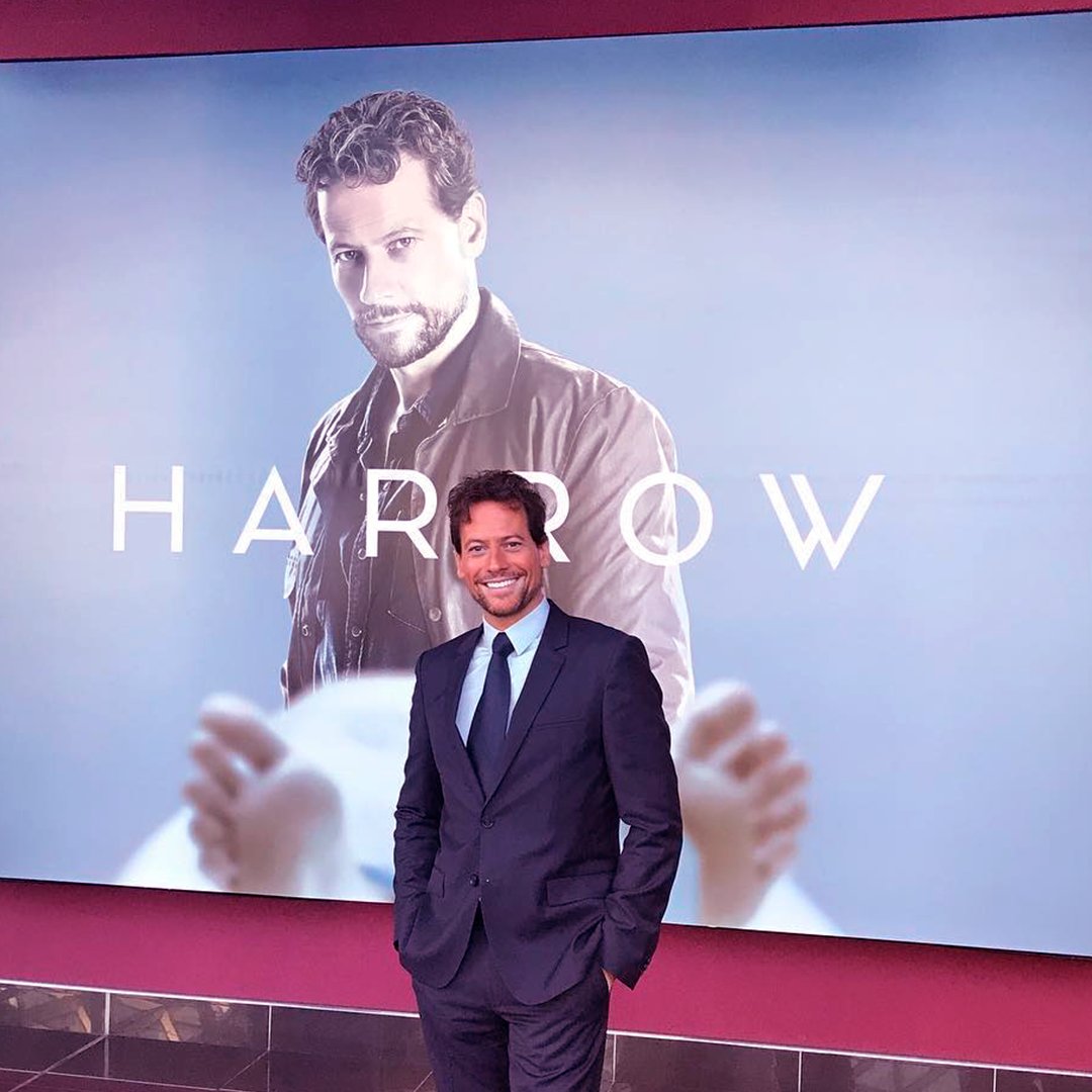 CanalAXN's tweet photo. Diz aí: existe coisa mais linda que o @ioangruffudd de terno e gravata? 🥺
#HarrowAXN - NOVA TEMPORADA - Segundas, às 23h05 https://t.co/YAwsr6ypHj