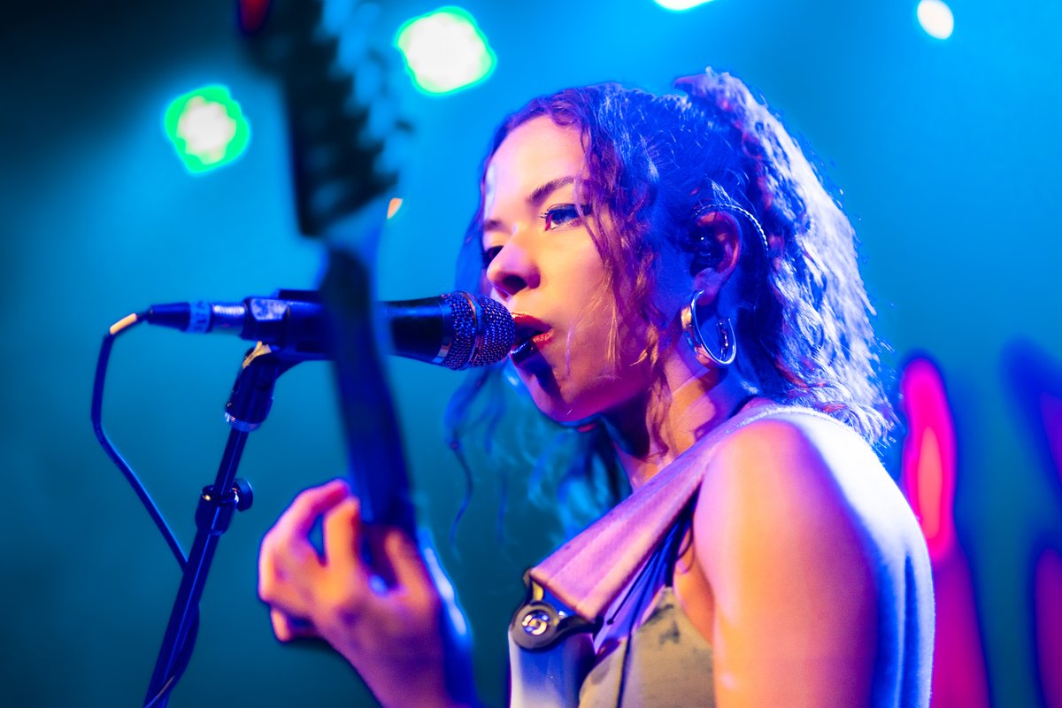 Darin_K_'s tweet photo. Photos of Nilüfer Yanya from @FineLineMPLS this weekend &amp; review by @SafyHallanFarah 
https://t.co/9Xxt1e5SrZ https://t.co/S9T0dQN3qQ