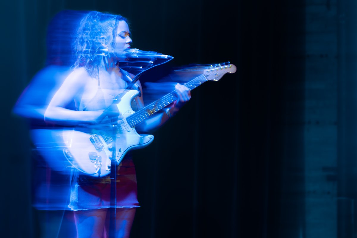 Darin_K_'s tweet photo. Photos of Nilüfer Yanya from @FineLineMPLS this weekend &amp; review by @SafyHallanFarah 
https://t.co/9Xxt1e5SrZ https://t.co/S9T0dQN3qQ