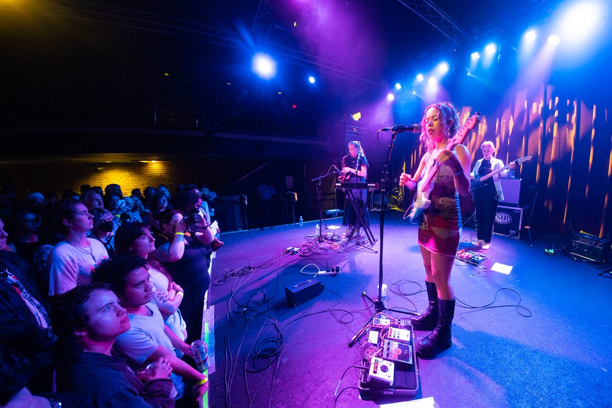 Darin_K_'s tweet photo. Photos of Nilüfer Yanya from @FineLineMPLS this weekend &amp; review by @SafyHallanFarah 
https://t.co/9Xxt1e5SrZ https://t.co/S9T0dQN3qQ