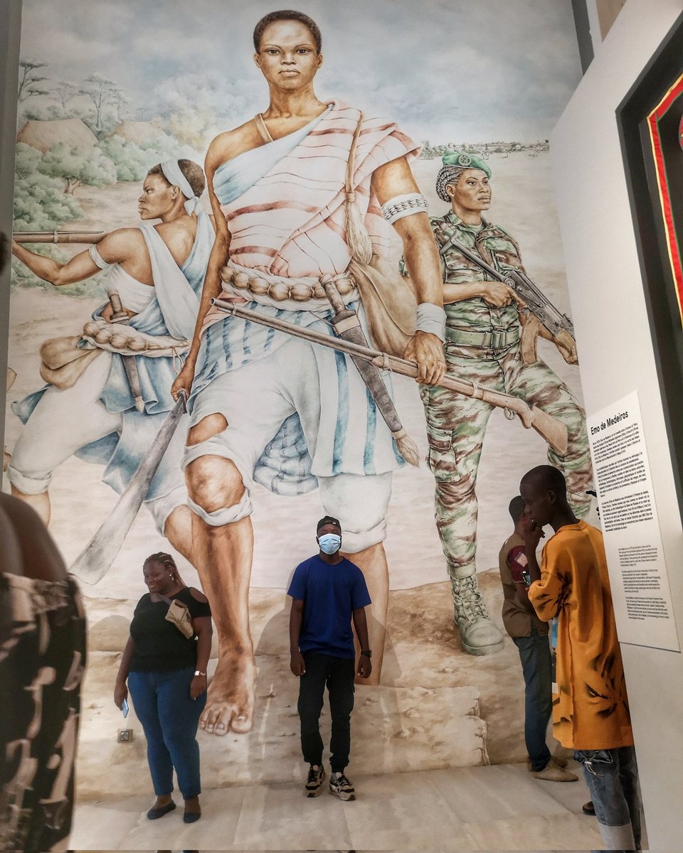 jojomanager1's tweet photo. Cette oeuvre de l'artiste Drusille Fagnibo est figurative et représente une évolution des Amazones dans le temps.
Tassi Hangbè la première femme a gouverné sur le Danhomé malgré le patriarcat qui existait sévèrement à cette époque
🙄🏃♂️🏃♂️💨
#JojoManager #TgTwittos #BNtw https://t.co/If1mLlTbId
