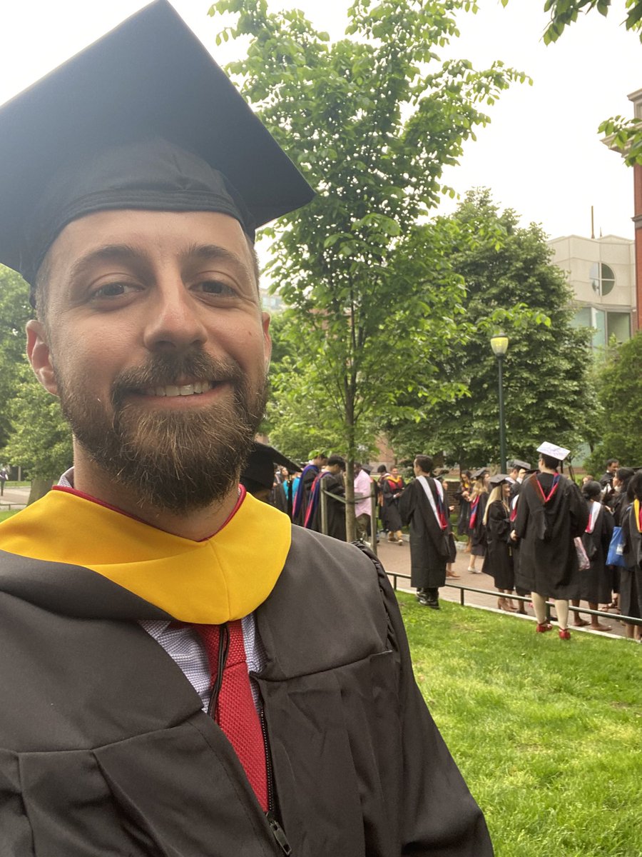 jeff_zifrony's tweet photo. Look Ma, I graduated! https://t.co/lcSATJKEn1