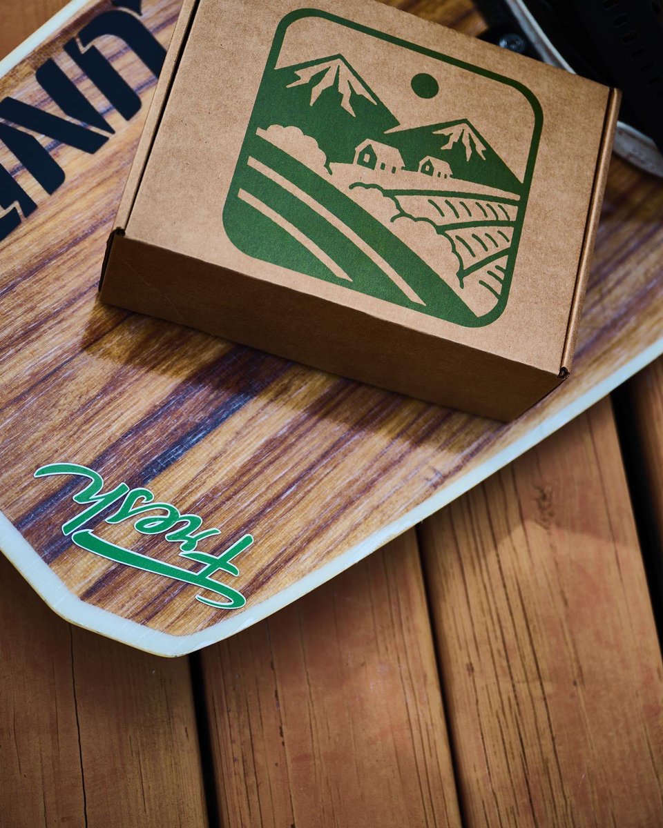 Freshbroshemp's tweet photo. The Fresh Bros Roll on Gel is a favorite amongst many of our athletes as it offers a clean and easy way to apply while keeping your hands dry!
📸: @bposten
#freshbros #cbdforathletes #wakebaording #painrelief https://t.co/oZCR0RRNZA