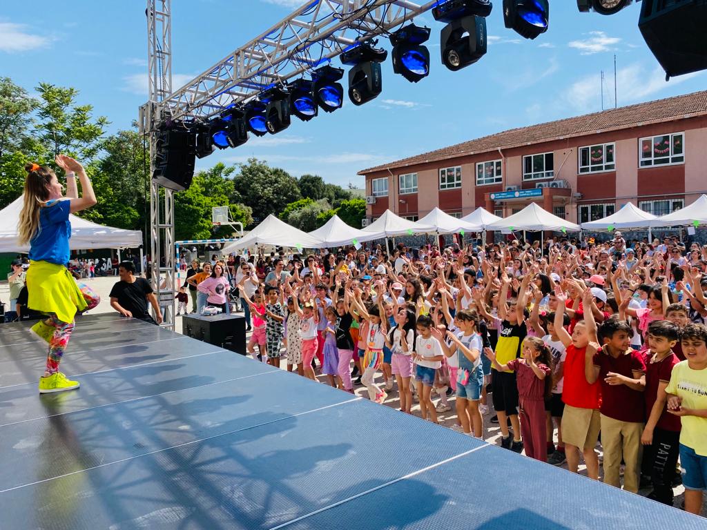 <a href="/tcmeb/">Millî Eğitim Bakanlığı</a> tarafından hayata geçirilen Çevre Dostu 1000 Okul kapsamında Kazımpaşa Ortaokulunda Açık Hava Etkinlikleri düzenlendi.

🌸standlar
💐gösteriler
🌹sportif faaliyetler
🌿konserler

Yoğun ilgi çeken etkinlik gün boyu sürdü.

<a href="/AtilaIsikkaya1/">Atila IŞIKKAYA</a> <a href="/MucahitYentur/">Murat Mücahit Yentür</a> <a href="/izmir_ilmem/">İzmir İl Milli Eğitim Müdürlüğü</a>