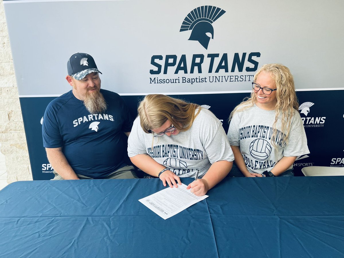 emmasandlin34's tweet photo. I’m so excited to announce my commitment to Missouri Baptist University to continue my academic and athletic career. Thank you to everyone who has helped me get to this point. Go Spartans!! 💙🤍 
See you soon MBU
 @MBUwvolleyball @sandlinmommaof3 @Comets_AD https://t.co/OxlCmZh8WU