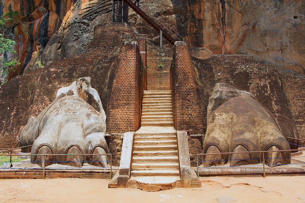 tourismlk's tweet photo. Вход в Сигирию («львиная скала» в переводе с сингальского) лежит через прорезанный в скале проход между монументальной парой львиных лап.

Вхід у Сігірію («левова скеля» у перекладі з сингальської) лежить через прорізаний у скелі прохід між монументальною парою левових лап. https://t.co/JETwdrlOtv