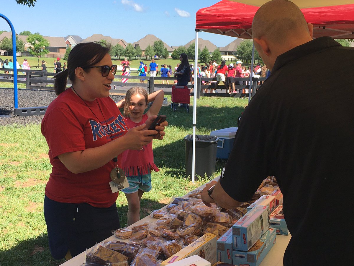 MandaWhiteCasey's tweet photo. Mrs. G was excited to enjoy her @LittleDebbie snack cake, and these 3rd graders were THRILLED to get an autograph from the famous Tony Rose!! @fmgossum @tonyroseshow @MellowMatts @JresRockets https://t.co/UA7GyNTQRx