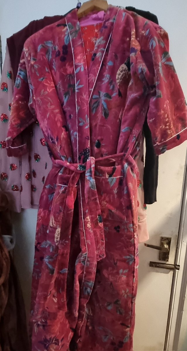 TheBipolarEye's tweet photo. Summer dressing gown arrived today, Stede's Banyan. The colour is a perfect mix of red and pink and is in a  rich velvet. Im just praying I can fit in it. Supposed to have a 48 inch chest but Im a big girl. #ofmd #depressionrobe https://t.co/vWYU9Z7D7X