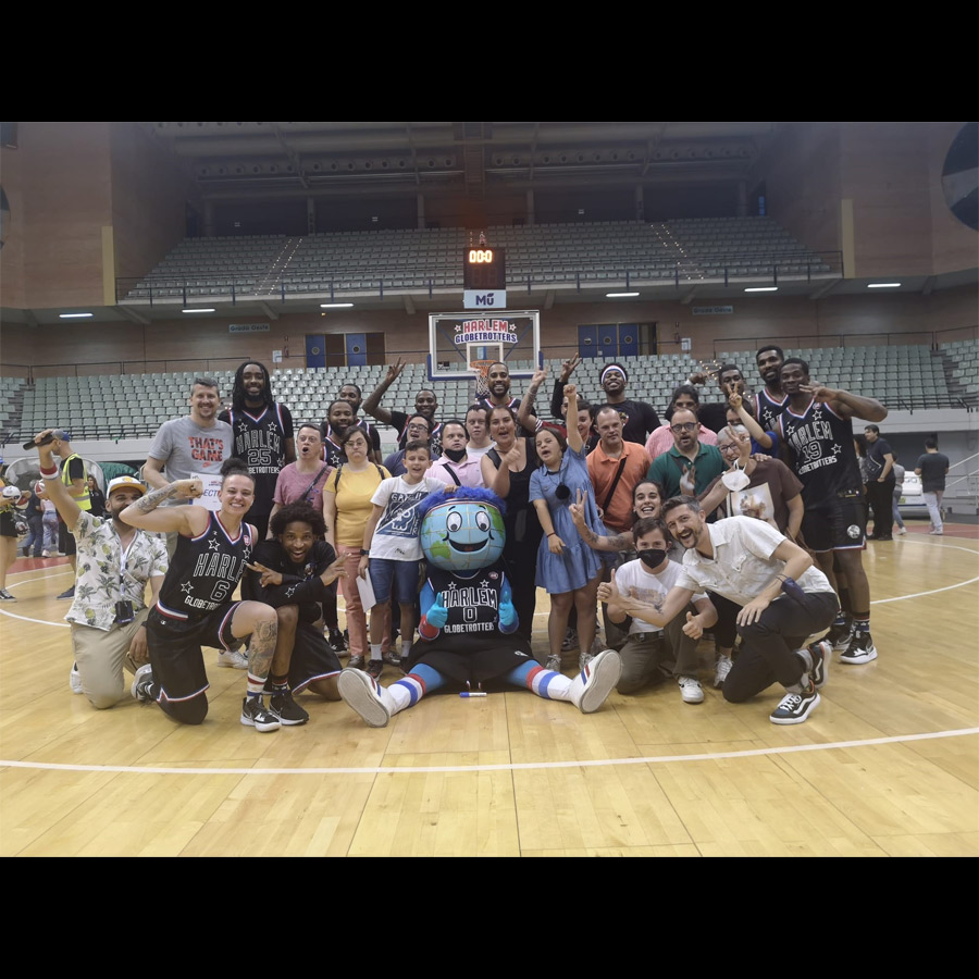 ASSIDOMURCIA's tweet photo. 🏀El viernes pasado disfrutamos del espectáculo de los #HarlemGlobeTrotters en #Murcia
@Globies #SpreadGame
Hasta bajamos a la cancha a hacernos fotos con el equipo
Espectacular lo que vivimos 😀 https://t.co/G8q3qQbs8p
