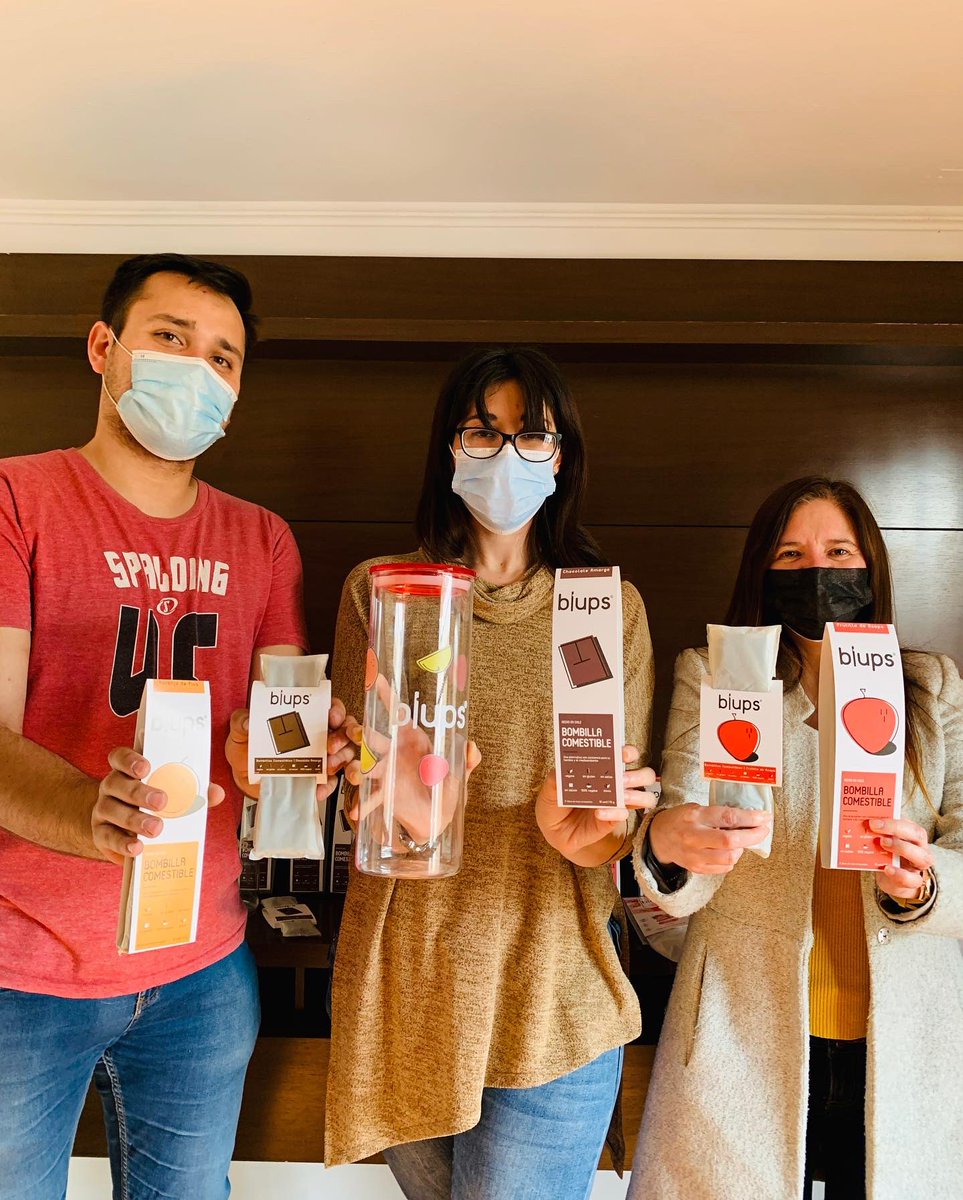 ProChile_T's tweet photo. #vistaaempresa Blups, liderada por mujer que, a través de una receta compuesta por frutas, un gelificante de algas y un espesante natural, lograron crear las 1ras bombillas 🇨🇱, comestibles y 100% vegetal, las cuales no tienen azúcar añadida ni gluten.

 https://t.co/4xvXPn05kr https://t.co/2cAOEh6u9e