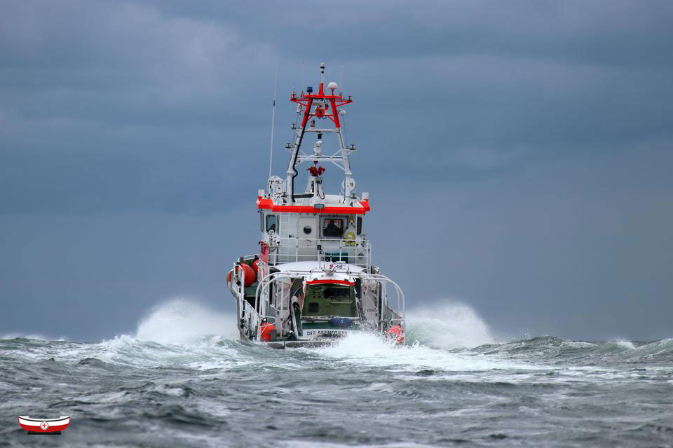 Seenotretter's tweet photo. 🚨 Ablandiger #Wind trieb Stehpaddlerin bei #Borkum in der #Nordsee ab: Die #Rettungsleitstelle See/#DGzRS leitete #Fischkutter zu ihr - er nahm erschöpfte Stand-Up-Paddlerin auf & übergab sie an die #Seenotretter. ➡️
https://t.co/jVenUGBXV8 📷 https://t.co/7cMl1nb488üger #SUP https://t.co/8LPRHBJBJU