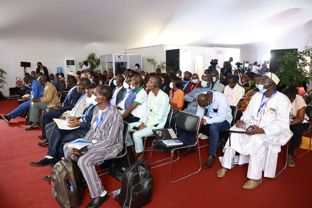 CERFAM_4_Africa's tweet photo. #CERFAMSideevent
👏Riches échanges ce 16 mai lors de la Conférence organisée et modérée par #CERFAM. Avec ➕ de 7⃣0⃣ participants en salle &amp; 6⃣2⃣ en ligne, les panélistes ont échangé des leçons apprises &amp; des bonnes pratiques pr faire face au #changementclimatique en #Afrique 🌍. https://t.co/0hBEfOJYoY