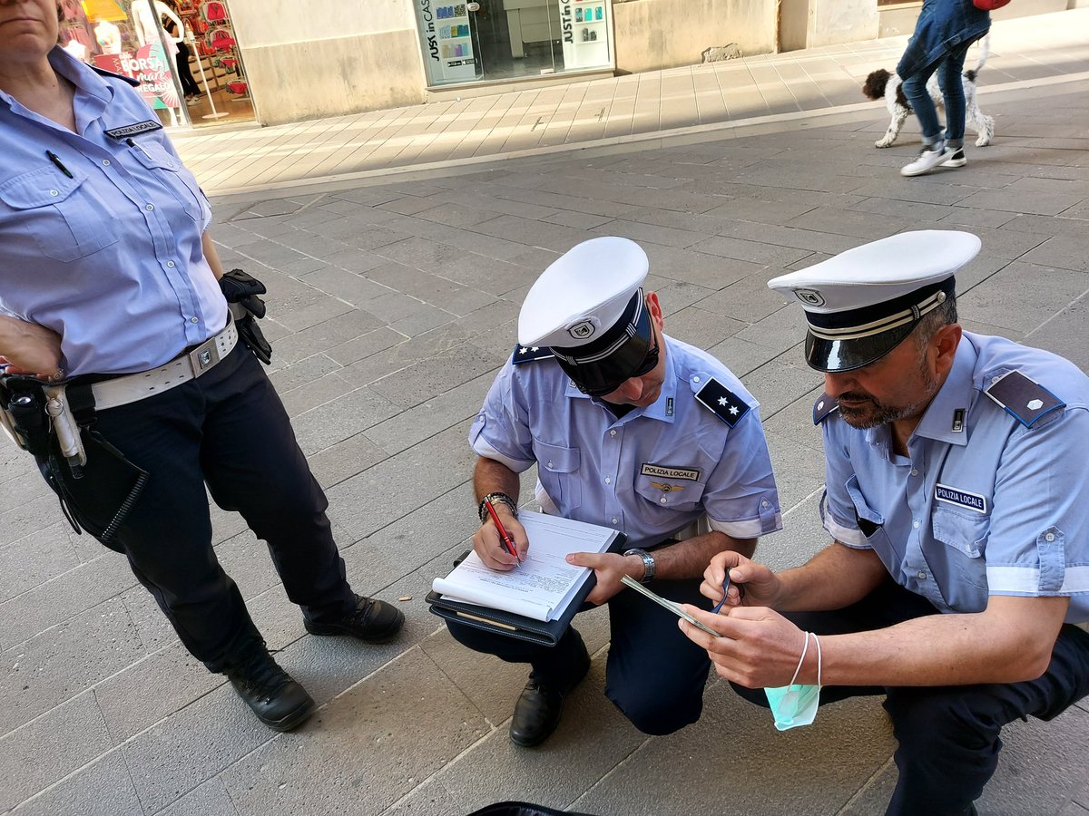 DavidFisherFolk's tweet photo. My luck in Italy was bound to run out at some point. Want to hear some street music in Ancona? Nope. Illegal I'm afraid

#Ancona #busking #KeepStreetsLive https://t.co/1rRwy5P4tk