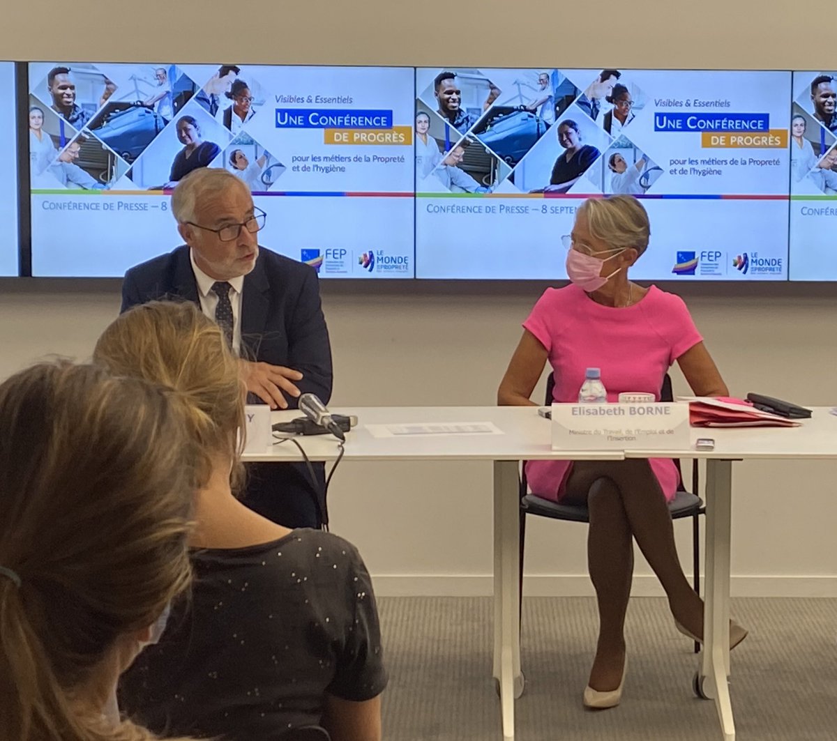 FedeProprete's tweet photo. La @FedeProprete et son président  @PhilippeJouanny souhaite bonne chance à @Elisabeth_Borne à la tête du @gouvernementFR 🇫🇷. Nous  continuerons à travailler ensemble, comme lors de la Conférence de Progrès, pour faire avancer les enjeux sociaux et économiques de la #Propreté. https://t.co/gNMG33Wv9J