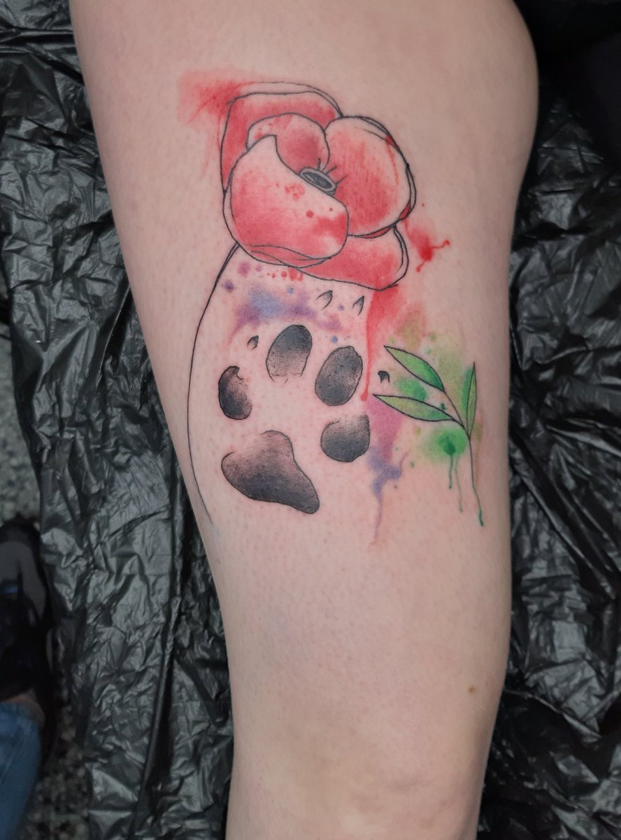 kukkakunnari's tweet photo. #Putkatattoo'n ukrainalainen tatuointitaiteilija Yaroslav loihti edesmenneen rakkaamme tassunjäljestä kauniin muiston iholle. 🐾 Pääsimme lapseni Taimin kanssa mukaan kuvaan. 🌱 Kiitos. ❤ https://t.co/R3XNGZ5slW