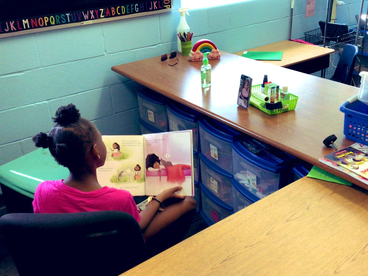 missbrockmeier's tweet photo. This student has asked to read to Mrs Risinger all year- and @jg_risinger shows up in a BIG way- she let’s us FaceTime her to read Hair Love on a day off.  💕 https://t.co/jd9tJ75cMN