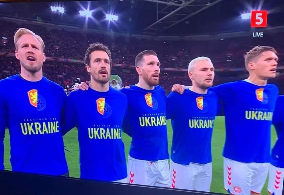 Дания играет с Нидерландами.
У меня все.