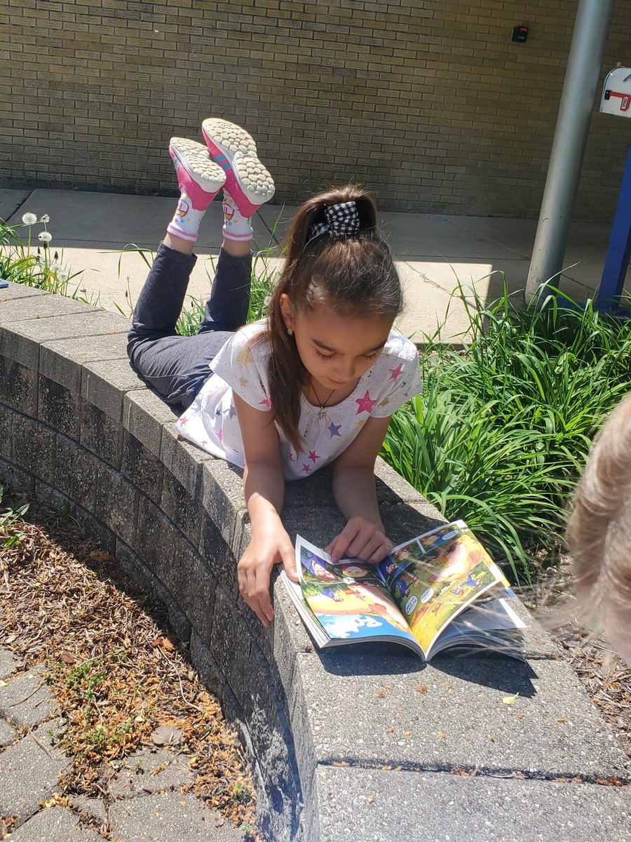 MrsPartridge2nd's tweet photo. It is a beautiful day to read outside! 📚 https://t.co/jglZOAk1bv