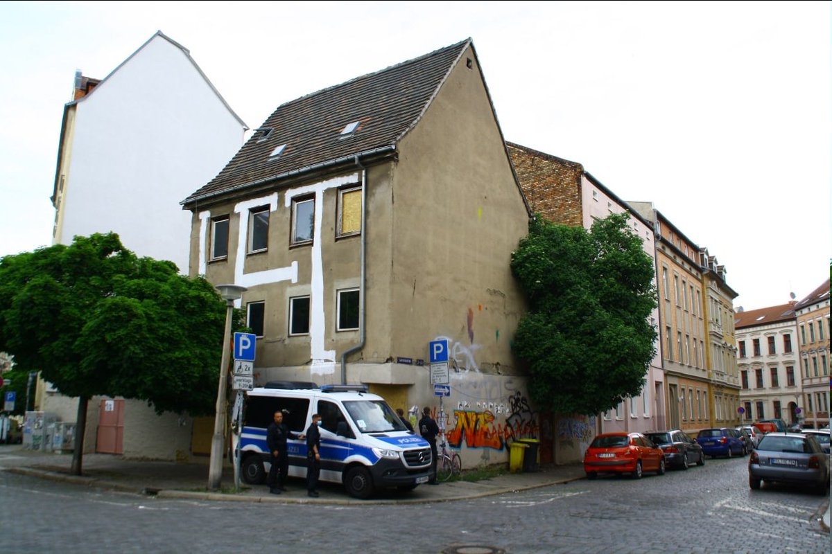 DemotickerHalle's tweet photo. Wer es noch nicht mitbekommen hat: Gegen 15 Uhr wurde heute das Schiefe Haus geräumt. Alle Aktivist*innen sind mittlerweile wieder freigelassen.

Die Besetzung hielt somit etwa 16 Stunden.

#hal1605 #SchiefesHaus https://t.co/Ve0tB1rXP8