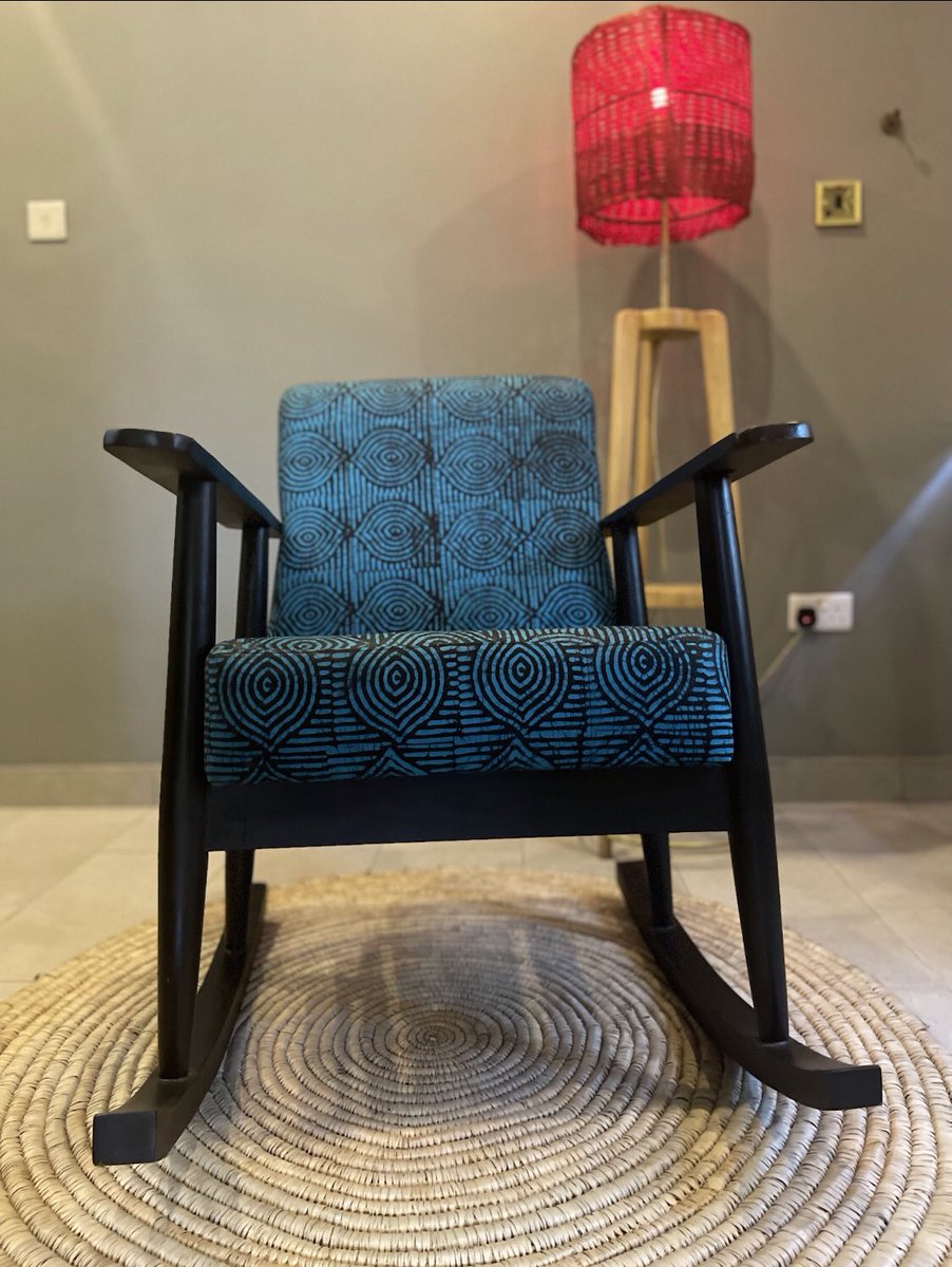 Alaga_NG's tweet photo. The ÀKÀNKÉ rocking chair can serve as;

• a reading chair for your reading corner 📚 
• a place for relaxation after a long day’s work 😌
• a content creation tool 📸
• a tool for gentle exercise and easing back pain! https://t.co/5oCEoAQcHM
