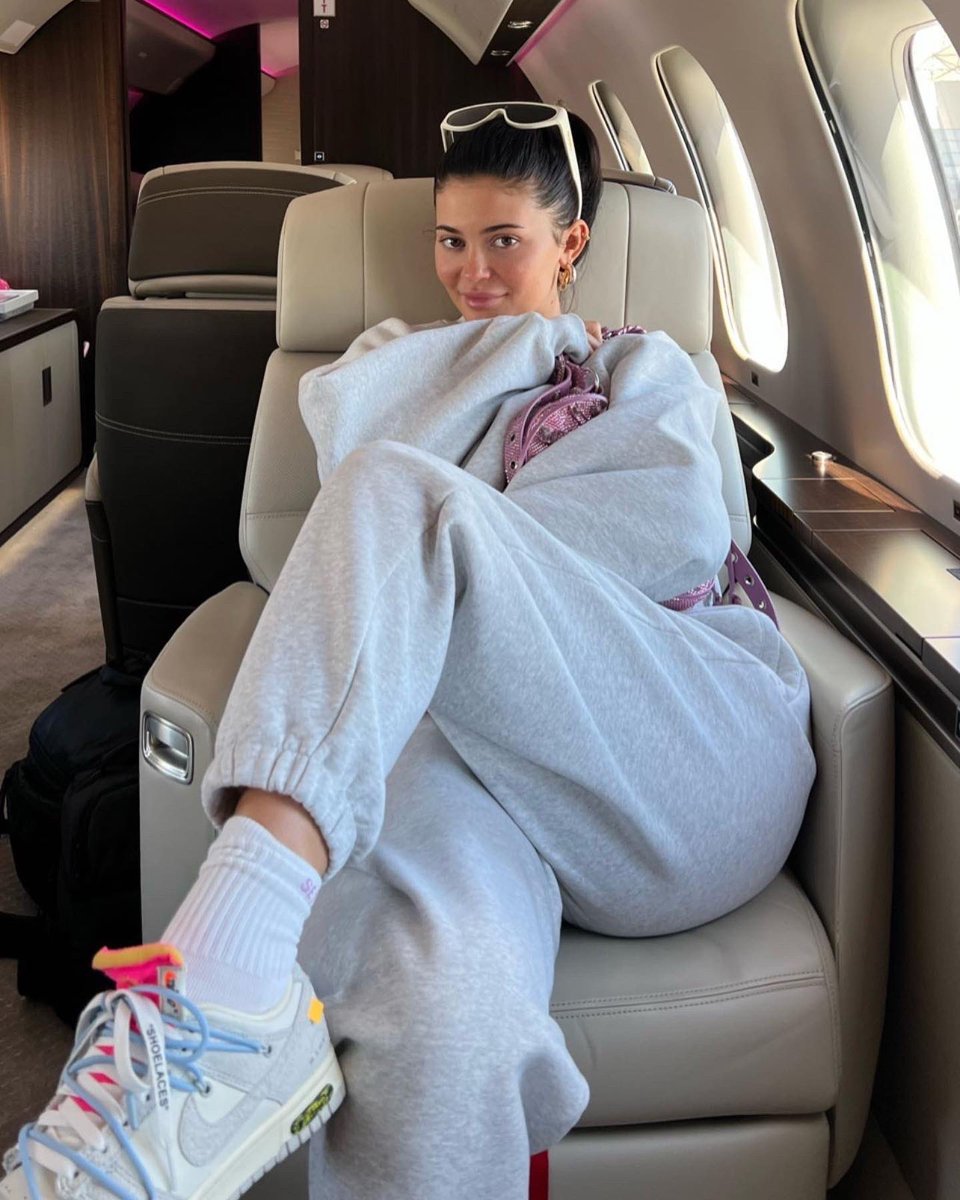 kylieskin's tweet photo. that #kylieskin glow on @kyliejenner ✨ https://t.co/FhHT5sWPjR