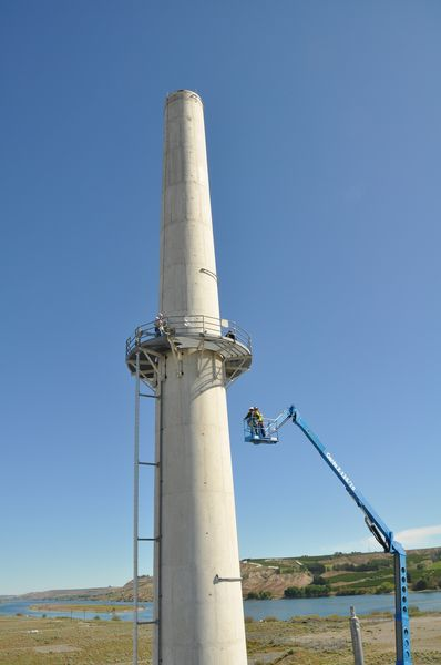 EMcleanup's tweet photo. The next time someone asks if you want a lift to work, you may want to think twice!
This lift recently took a small crew up nearly 85 feet to provide access to equipment that monitors emissions from a 150-foot-tall ventilation stack at the @HanfordSite. #MeetAMachine https://t.co/V53BXnmPiw