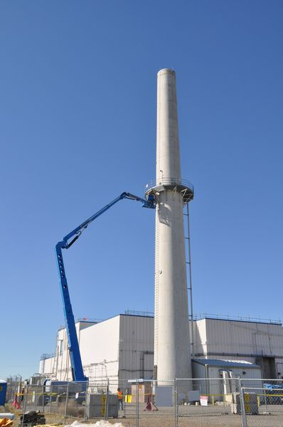 EMcleanup's tweet photo. The next time someone asks if you want a lift to work, you may want to think twice!
This lift recently took a small crew up nearly 85 feet to provide access to equipment that monitors emissions from a 150-foot-tall ventilation stack at the @HanfordSite. #MeetAMachine https://t.co/V53BXnmPiw
