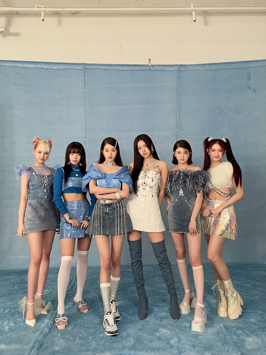 IVEYUJlN's tweet photo. The graded blue brings Cupids to perfection enough to captivate imagining the joyous that is spread through the melodious chanting. The distinctive color of the sky with the six clusters blooming with each different beauty, complementing in strength to become more united. https://t.co/WH1woncouA