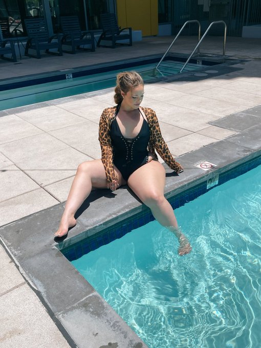 Reminiscing on the days that my apartment&rsquo;s pool wasn&rsquo;t puke green lol 🙄 https://t.co/nRBkqZStjs