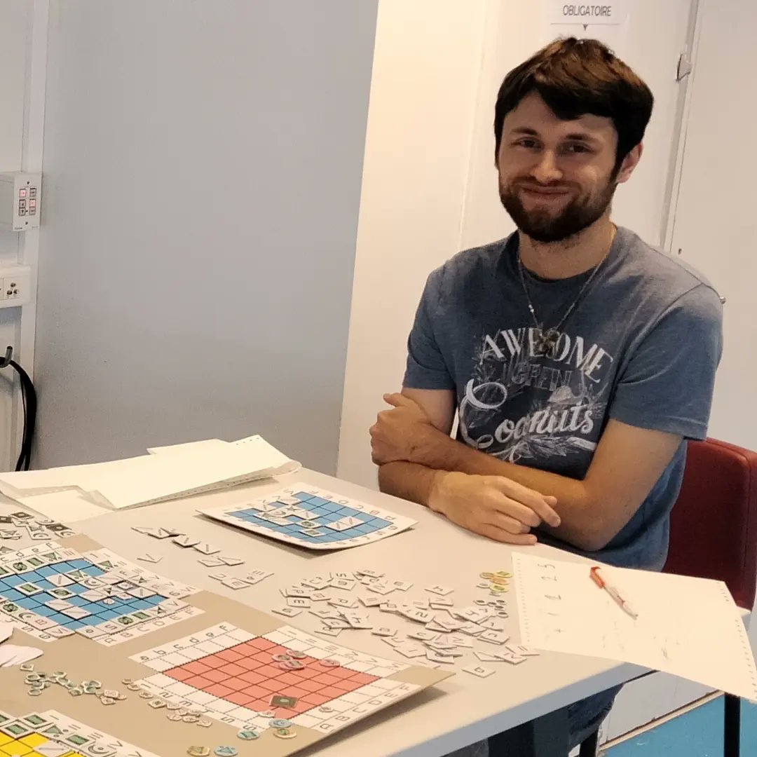 Aujourd'hui on testait le prototype de la version jeu de société de Terebron ! Les parties s'annoncent stratégiques ! 
🃏🎲
Today we tested  the prototype of the board game version of Terebron! The games are going to be strategic!

#boardgames #indiegames #terebris #strategy