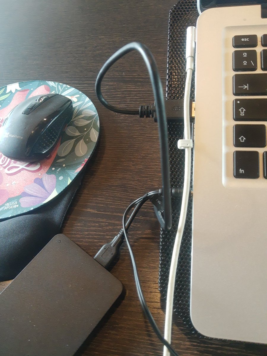 acortizb's tweet photo. Existen computadores con los puertos al lado derecho? Tengo este enredo siempre por ser zurda. #hablemosdeinclusion 🤣 @Apple https://t.co/doYq0kTCw6
