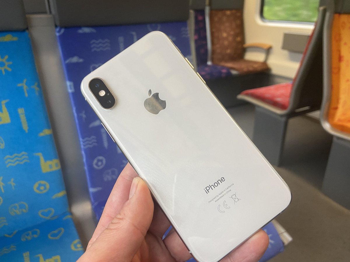 BeleLegrand's tweet image. Wer auch immer sein #iPhone in ⁦@Essen_Ruhr⁩ in der #S1 verloren hat: Es liegt mangels Bahnpersonal bei der ⁦@bpol_nrw⁩ in #Bochum.